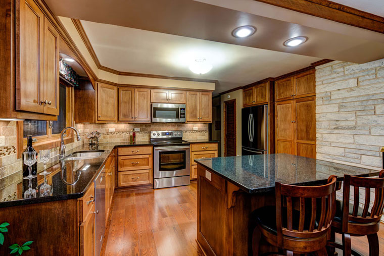 Kitchen-with-opalesence-granite-tops